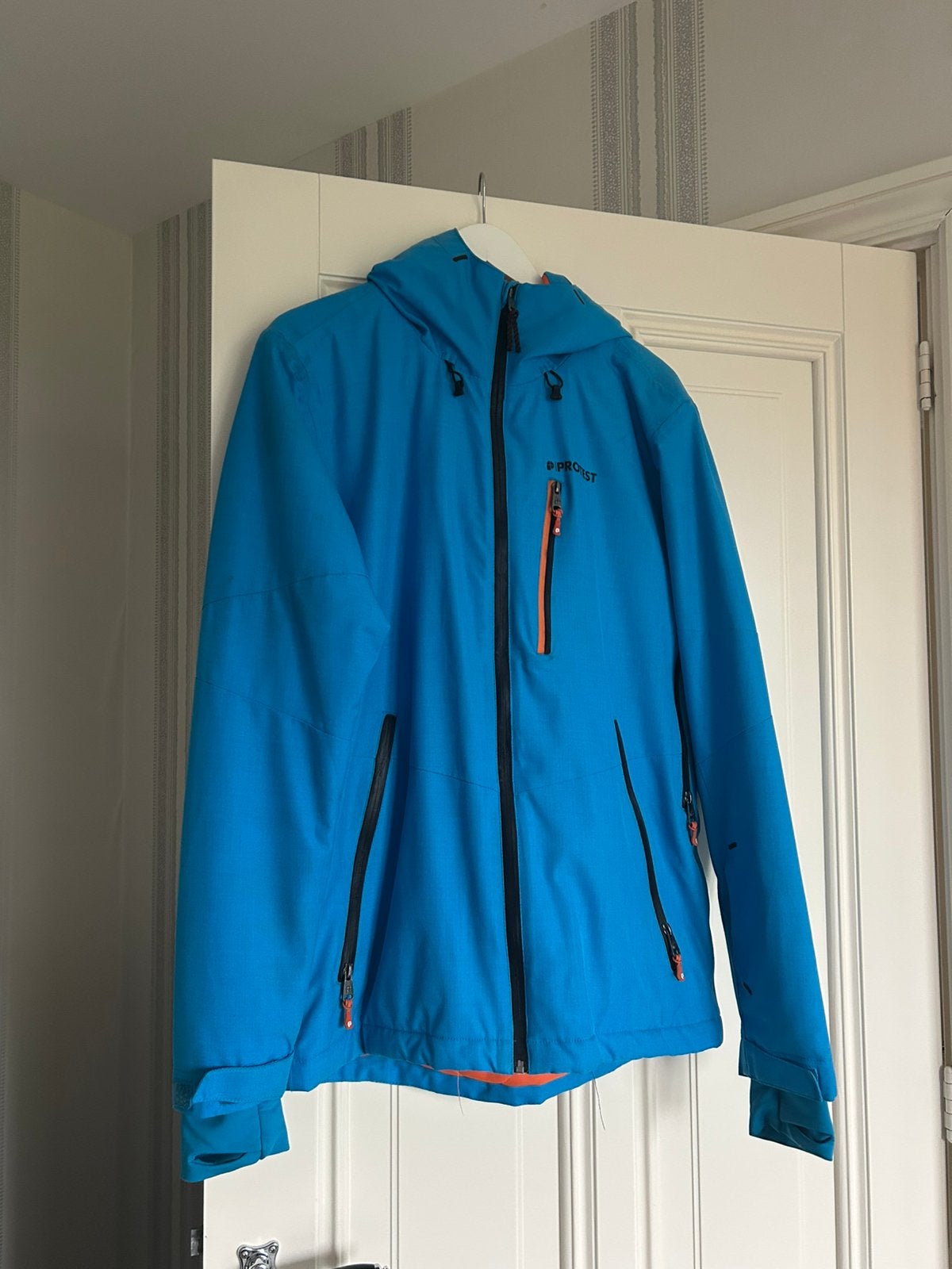 Protest ski-/snowboardjas blauw/oranje, maat M – mooie staat, Kleding | Heren, Ophalen, Zo goed als nieuw, Maat 48/50 (M), Protest