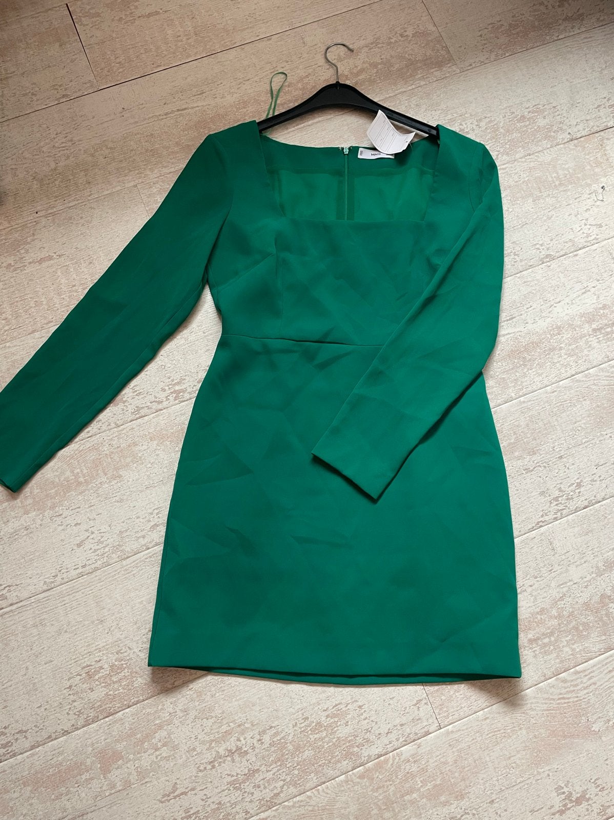 Groene jurk met vierkante hals van Mango, maat M, Maat 38/40 (M), Nieuw, Ophalen of Verzenden, Boven de knie