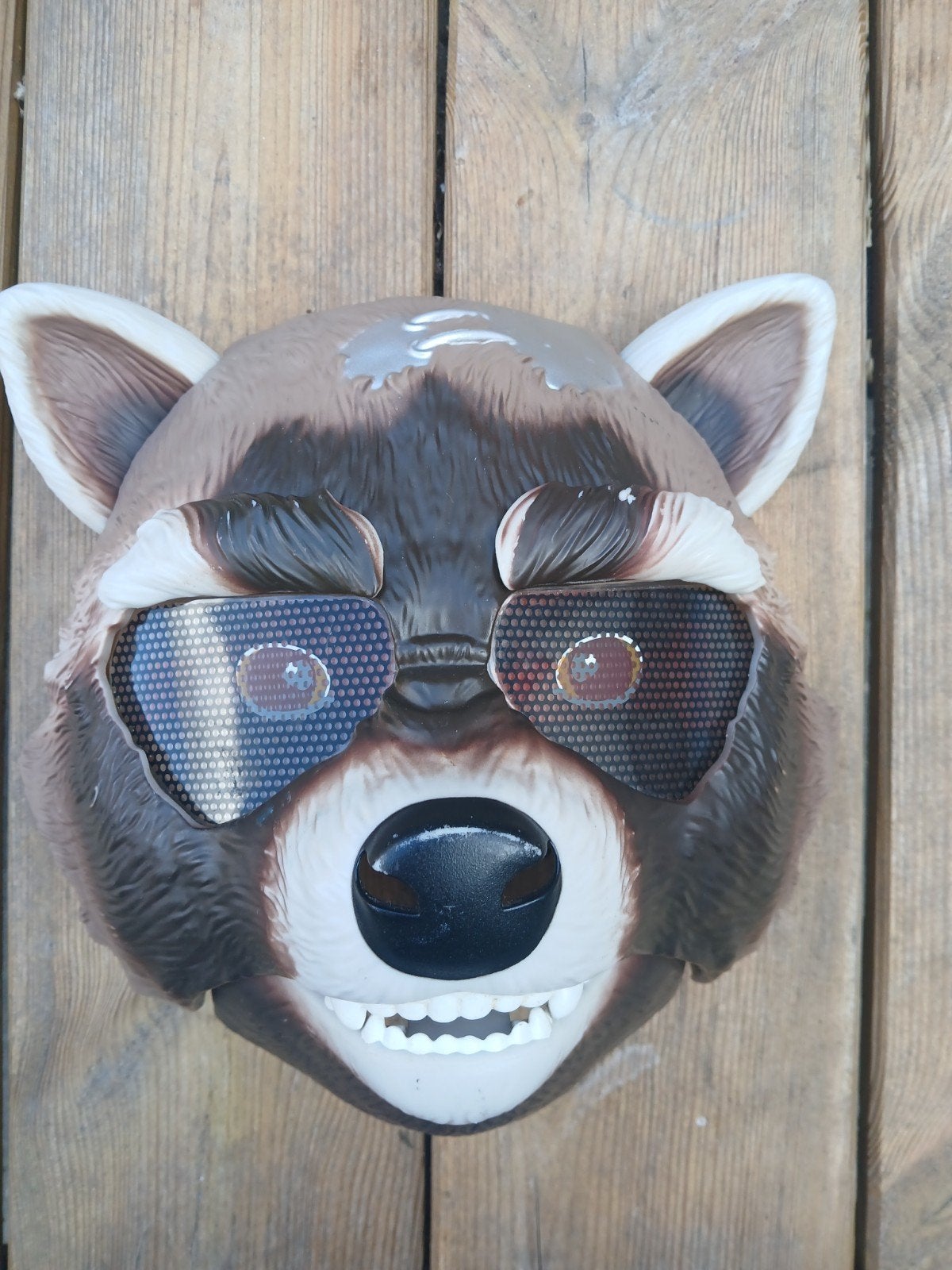 Wasbeer masker met bewegende mond, ogen en oren, Ophalen of Verzenden, Gebruikt, Toneelattributen of Onderdelen