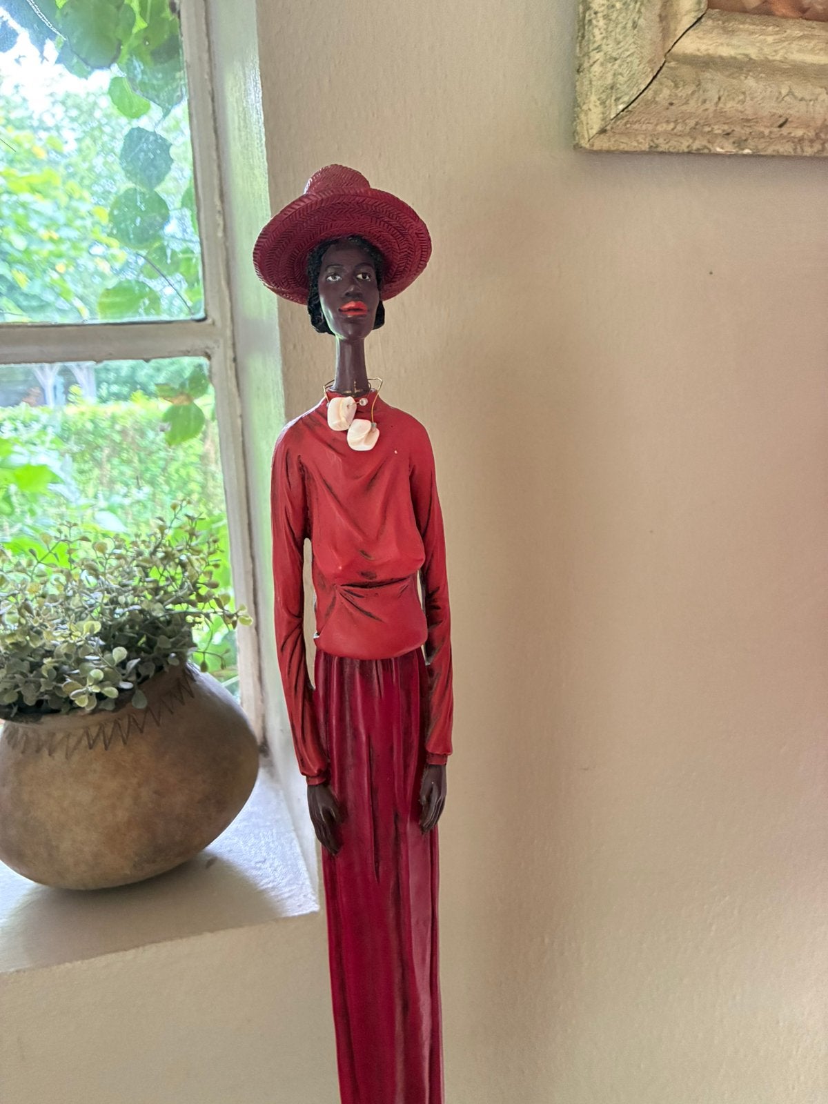 Afrikaans vrouwelijk sculptuur met stro hoed, Ophalen of Verzenden