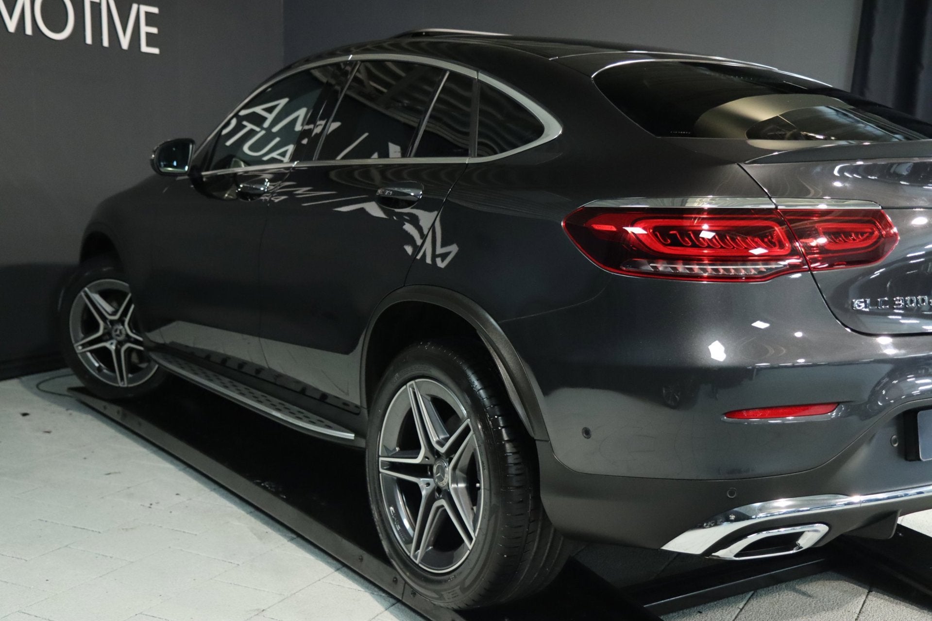 Mercedes-Benz GLC-klasse Coupé 300e 4MATIC AMG / PANO / ACC, Auto's, Automaat, 1940 kg, Gebruikt, Zwart