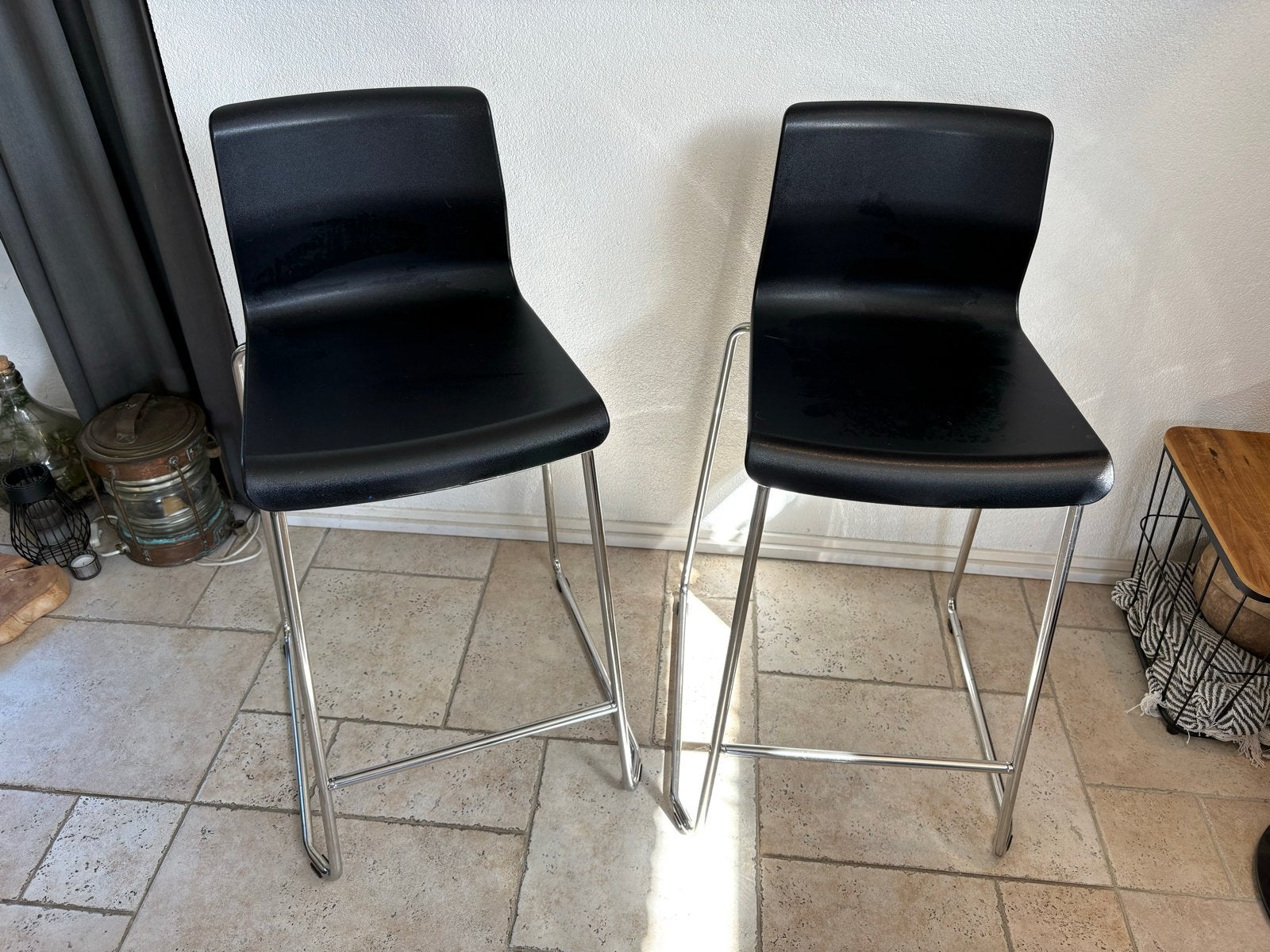 Set van 2 zwarte Ikea barkrukken met metalen onderstel, Ophalen, Kunststof, Gebruikt, In hoogte verstelbaar