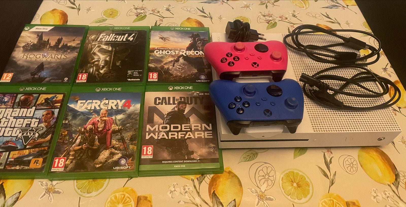 Xbox One S met 2 controllers en 6 games, Ophalen of Verzenden, Gebruikt, Vanaf 18 jaar