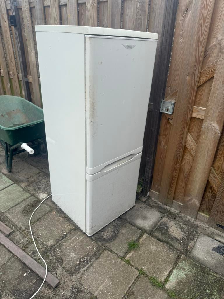 Kapotte koelkast oud ijzer. Gratis, Ophalen, 200 liter of meer, 160 cm of meer, Niet werkend