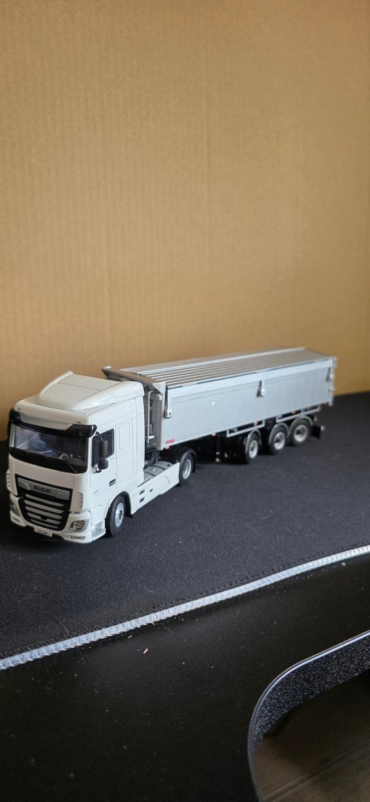 WSI Daf xf met kiep oplegger., Ophalen, Zo goed als nieuw, Bus of Vrachtwagen, Lion Toys