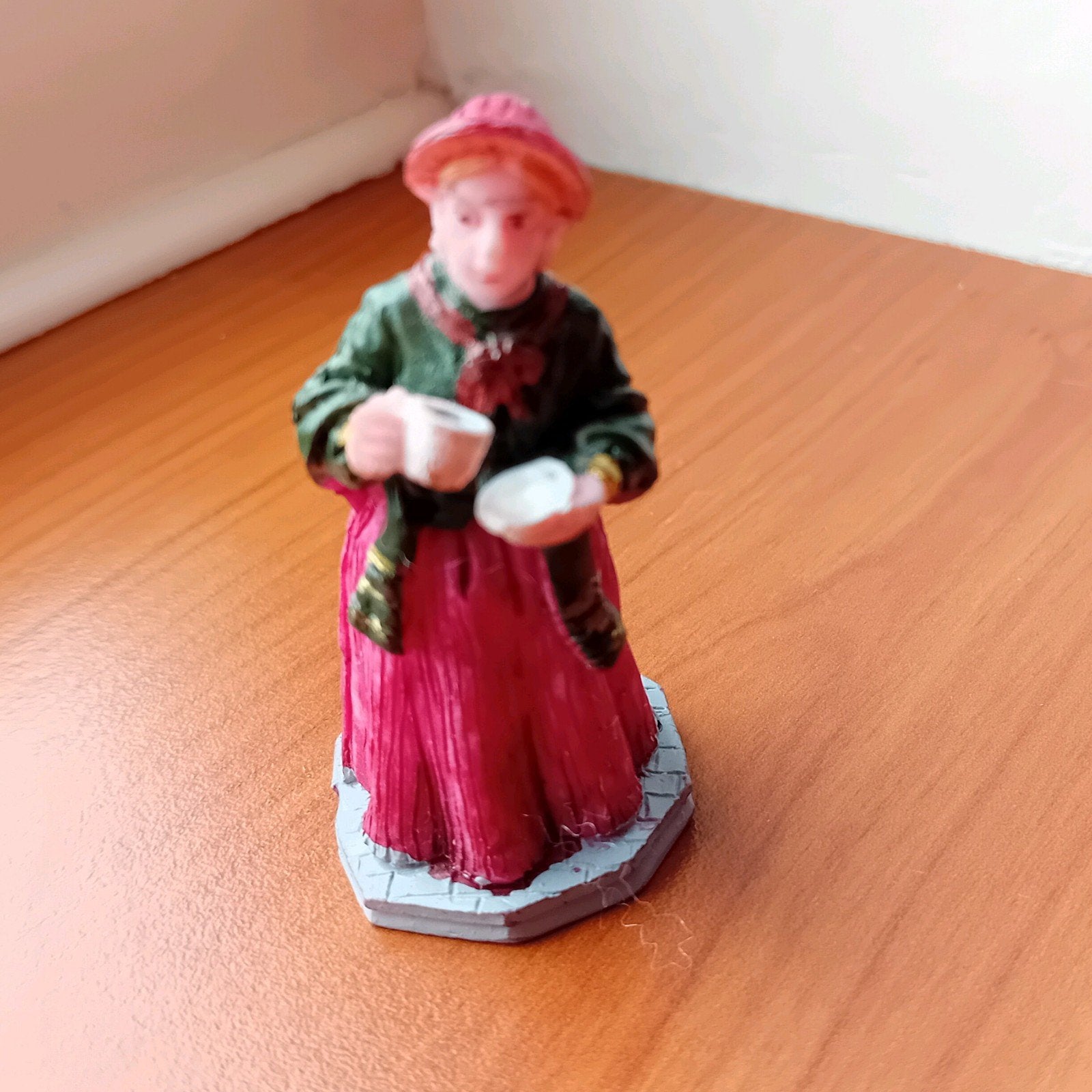 Lemax koffiedrinkende dame, Lemax figuur Kerstdorp, Ophalen of Verzenden