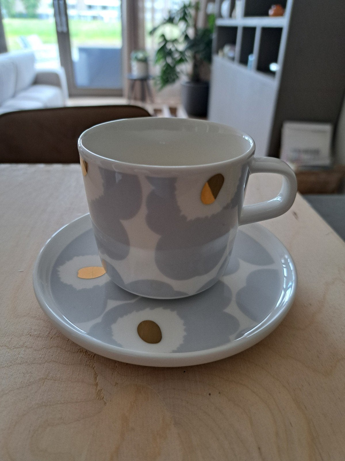 Marimekko Oiva Unikko kop en schotel, grijs/goud, design, Huis en Inrichting, Keuken | Servies, Zo goed als nieuw, Kop(pen) en/of Schotel(s)
