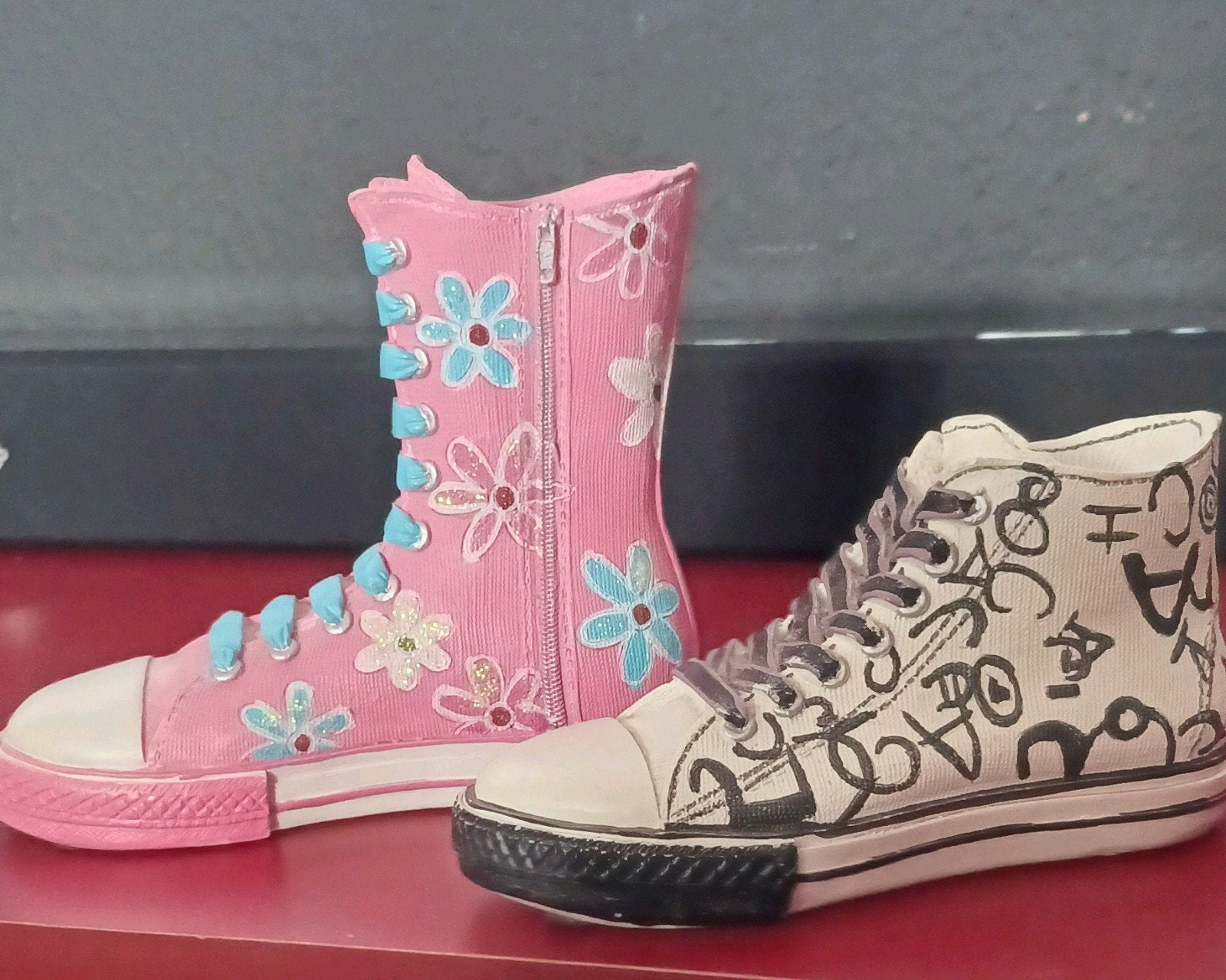 Decoratieve mini-sneakers: roze bloemen & graffiti, Verzamelen, Spaarpotten, Ophalen of Verzenden, Gebruikt