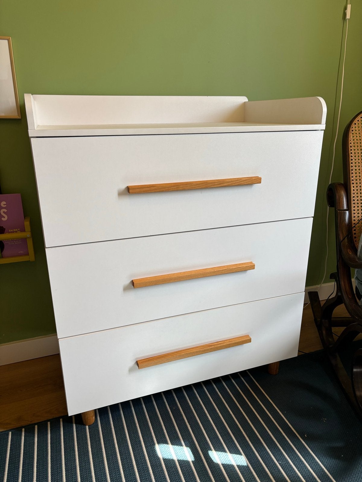 Witte commode met houten handgrepen en opstaande rand, Ophalen, Gebruikt, 50 tot 70 cm, 75 tot 100 cm