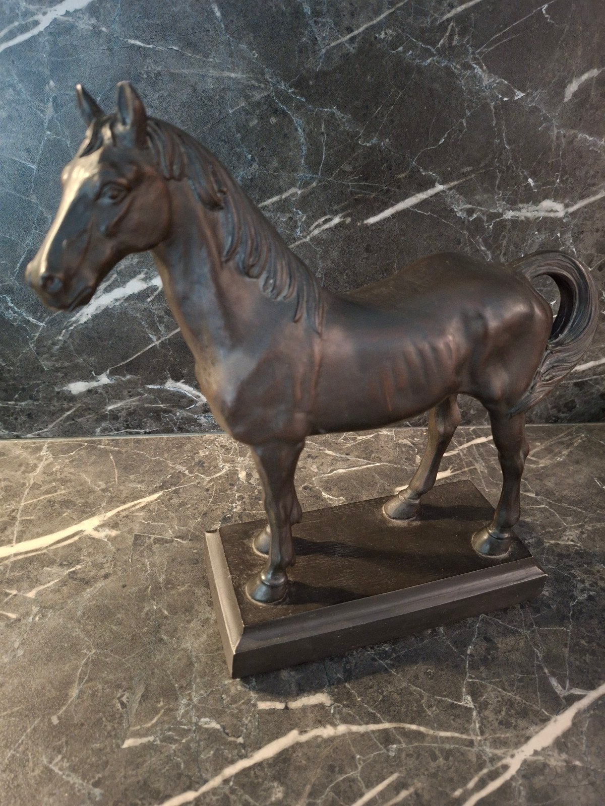 kunstof bruin paard, Kunststof, Ophalen of Verzenden, 20 - 50 cm, Op sokkel