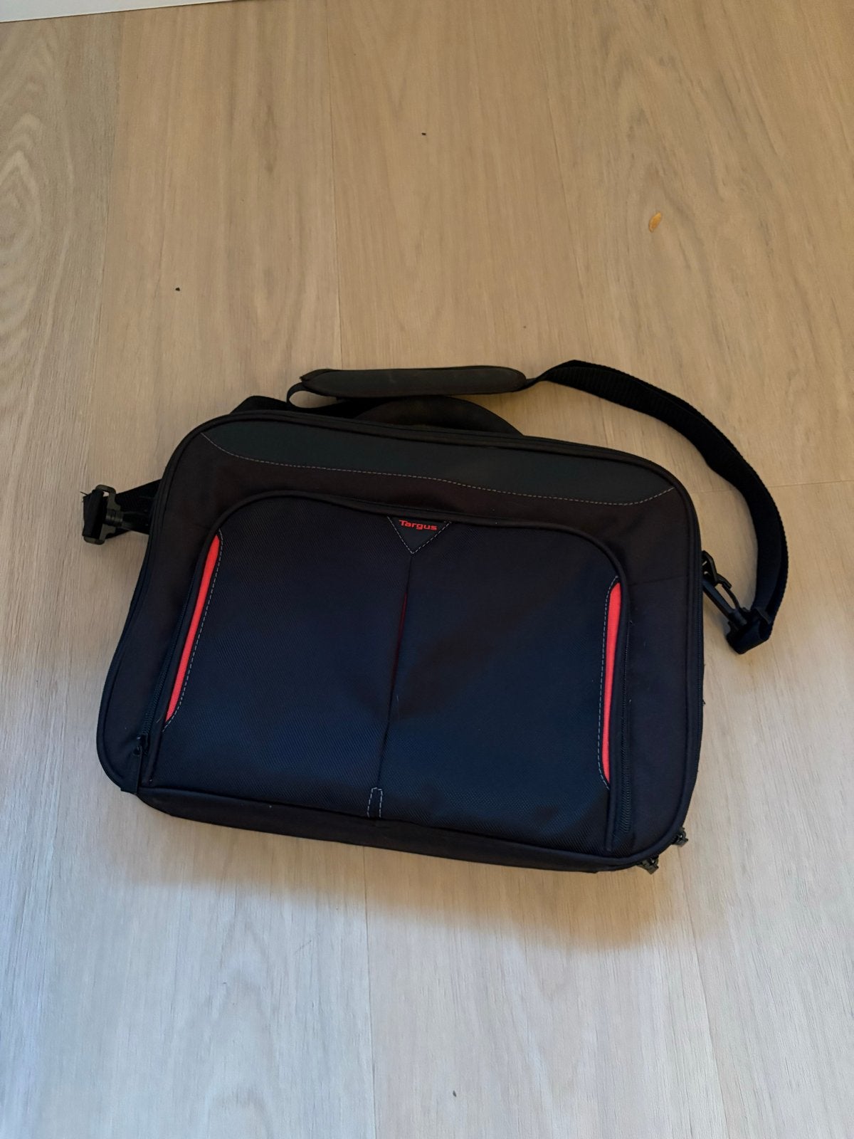 Targus laptoptas - Zwart met rode accenten, Ophalen, Gebruikt, Gevoerd laptopvak, 15 inch