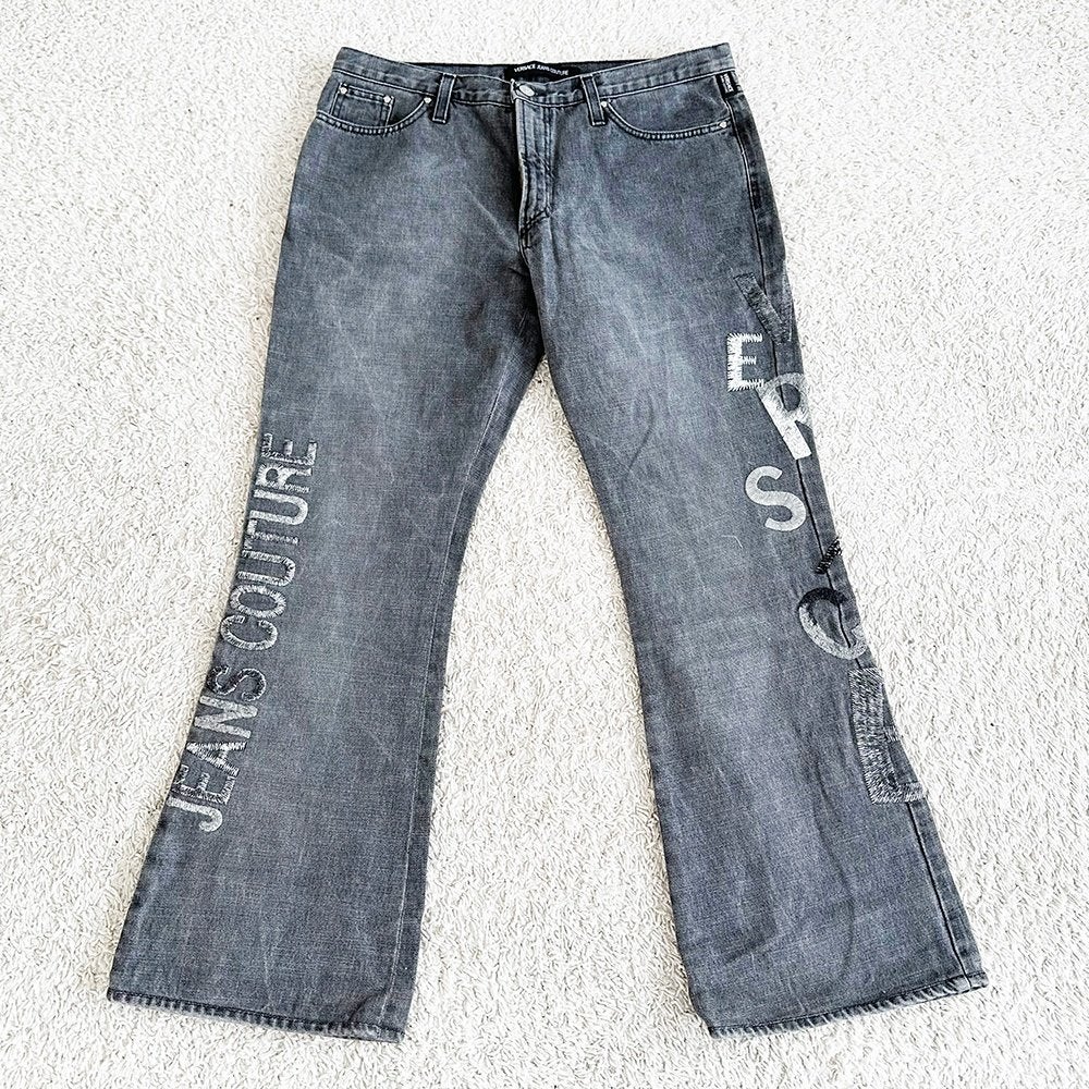 Zeer Mooie Versace Flared Spijkerbroek -97 (Size 32) € 199,-, Ophalen of Verzenden, Zo goed als nieuw, Grijs, W30 - W32 (confectie 38/40)