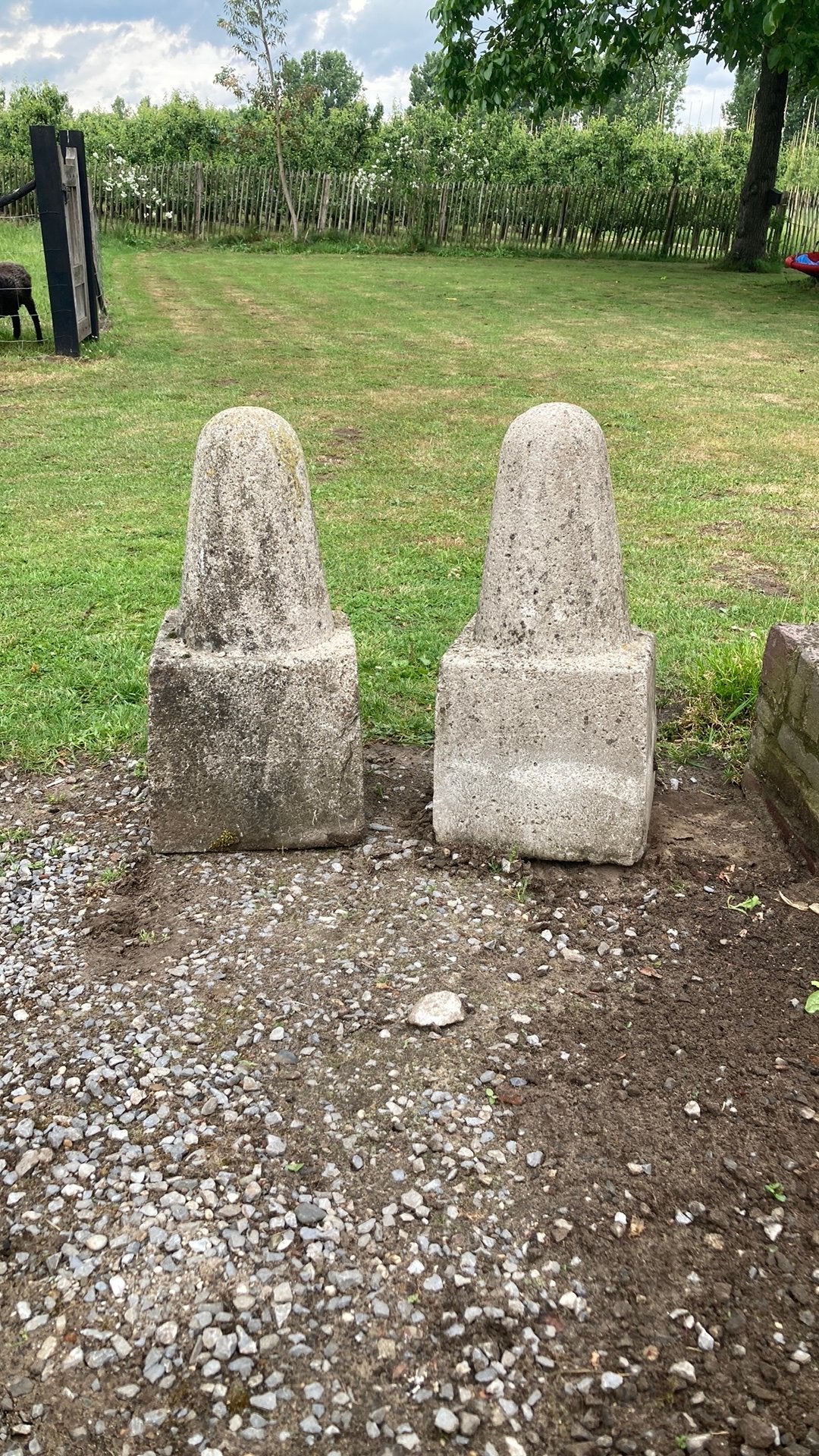 Twee betonnen paaltjes - decoratief of functioneel, Tuin en Terras, Overige Tuin en Terras, Gebruikt, Ophalen