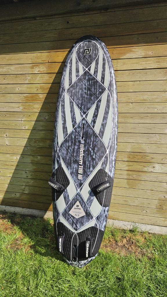 Patrik slalom 115 V3, Watersport en Boten, Windsurfen, Ophalen, Met voetbanden, Gebruikt, Minder dan 250 cm
