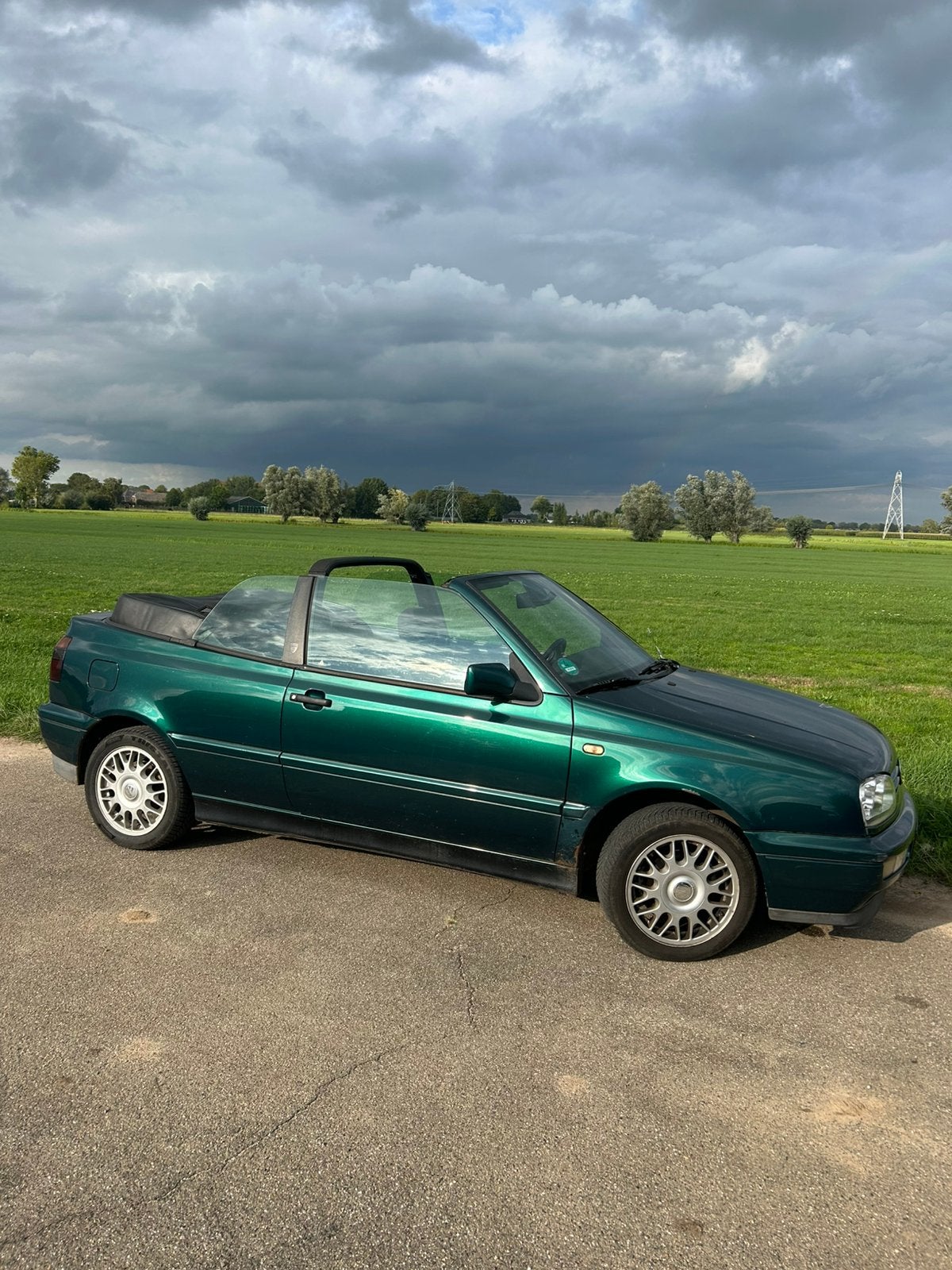 Vw golf cabriolet met nieuwe apk en in goede staat, Auto's, Voorwielaandrijving, Centrale vergrendeling, Zwart, 4 cilinders