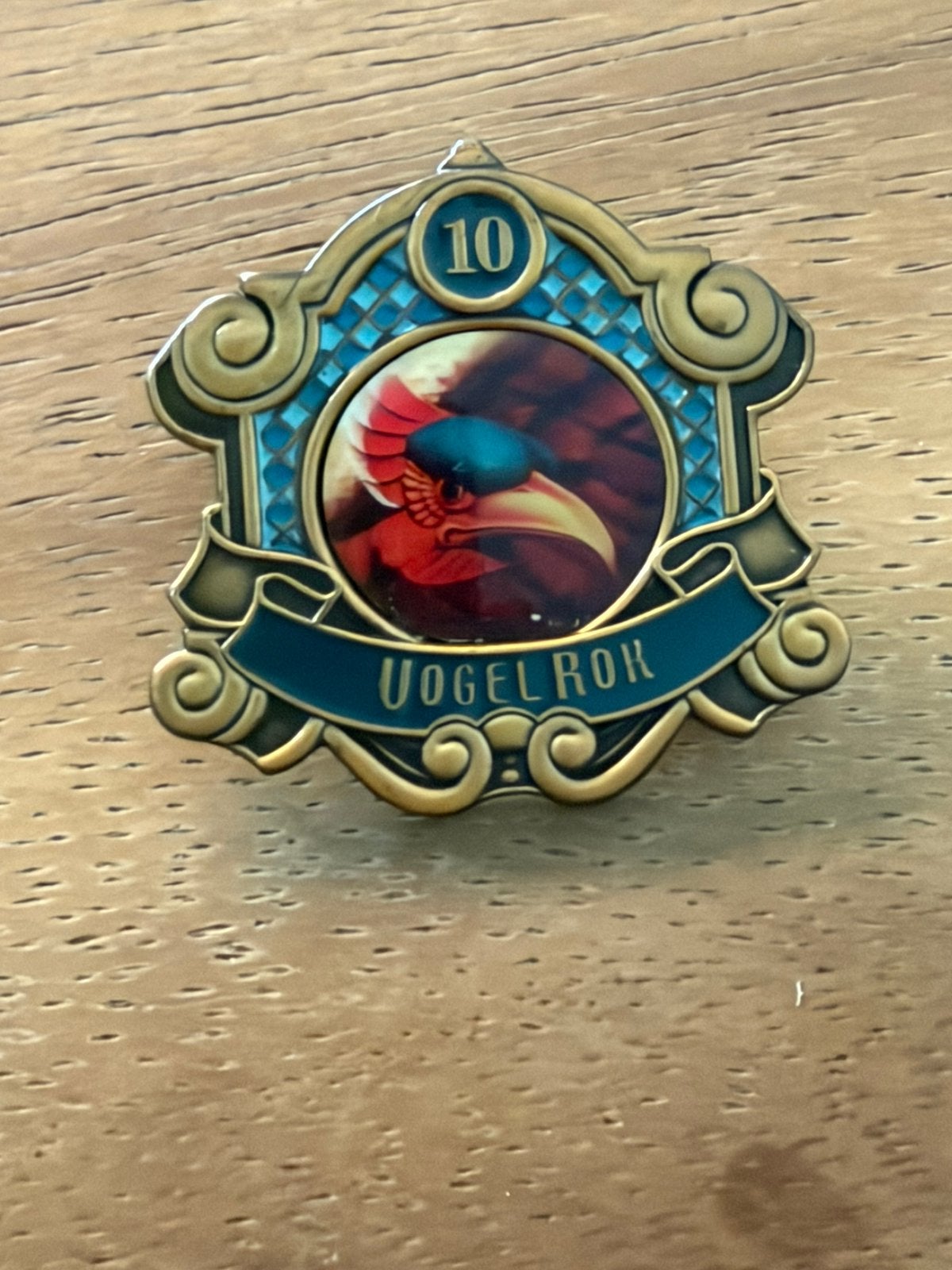 Efteling jubileum pin 10 jaar Vogelrok, Verzamelen, Efteling, Ophalen of Verzenden, Zo goed als nieuw, Button of Speldje