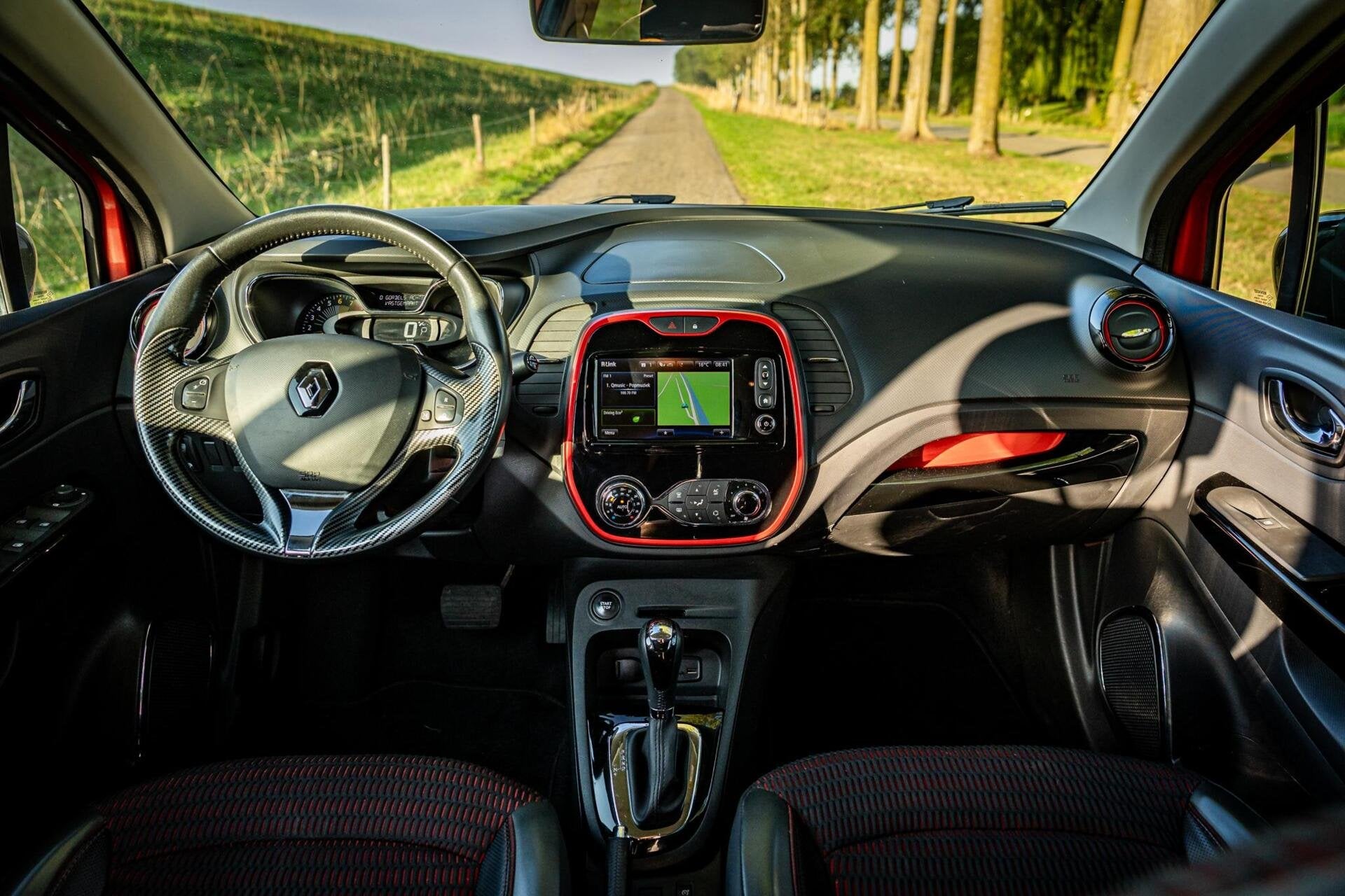 Renault Captur 1.2 TCe Helly Hansen|Automaat|Camera|Trekhaak, Auto's, Euro 5, 4 cilinders, Met garantie (alle), Leder