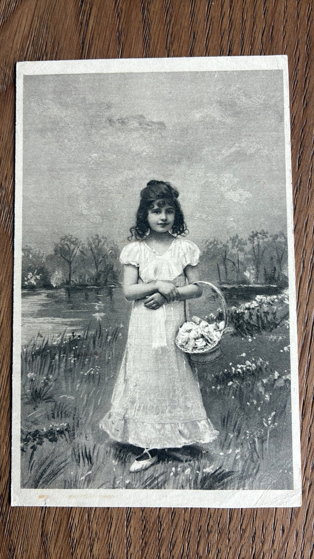 Meisje met mand. Bloemen plukken. Getekend., Ophalen of Verzenden, Voor 1920, Kinderen