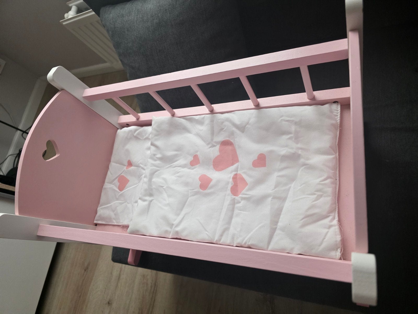 Roze houten poppenwieg met hartjes en strik, Ophalen, Zo goed als nieuw, Babypop