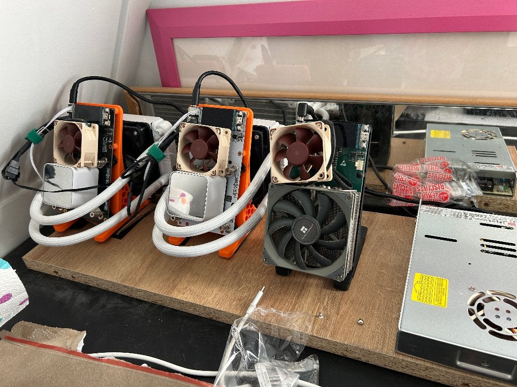 3x NerdQAxe++ Bitcoin miner 4,8 TH/s + Meanwell voeding, Ophalen, Gebruikt