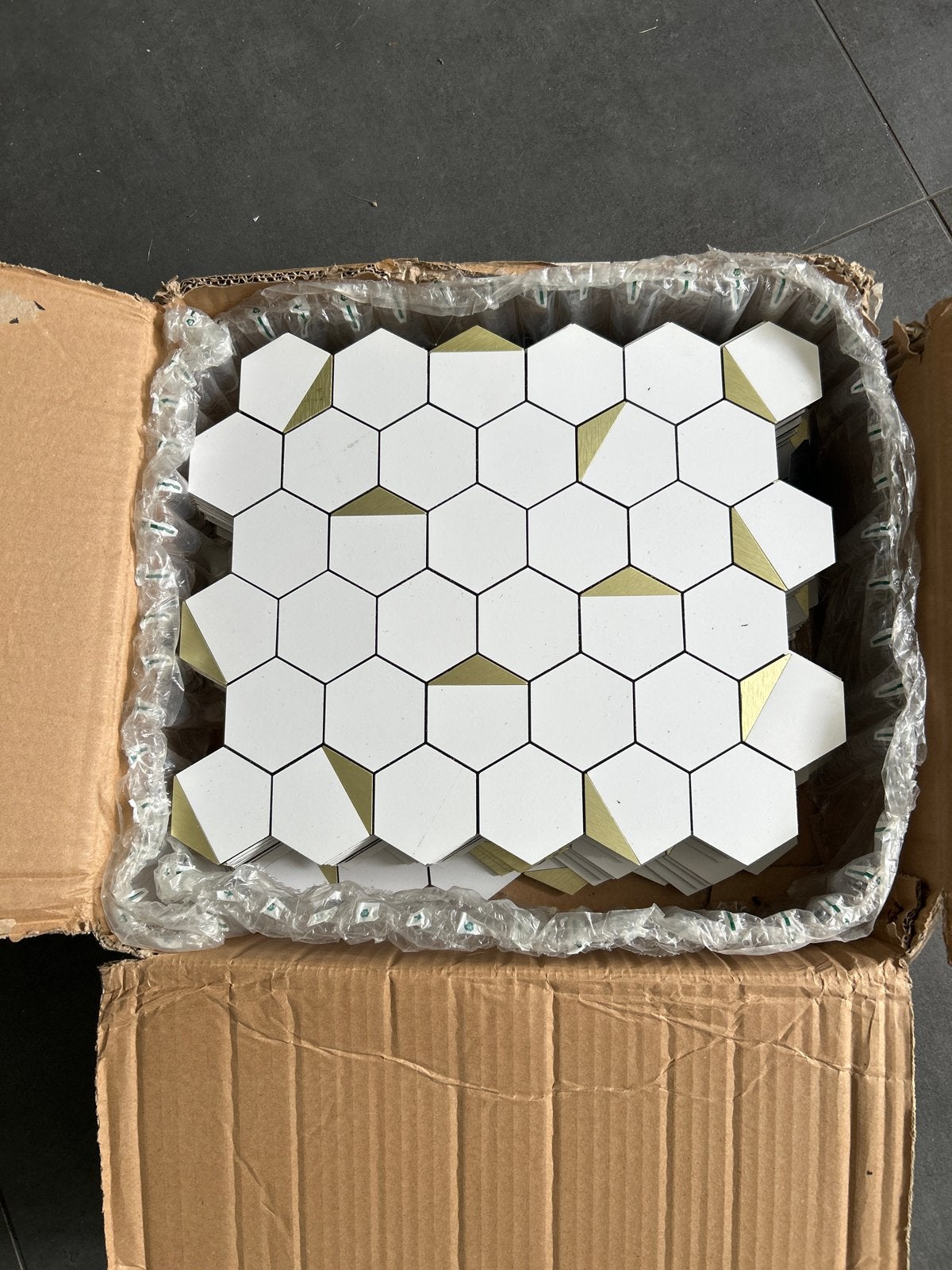 29 Witte hexagon tegels met gouden accenten 28x30 cm, Doe-het-zelf en Verbouw, Ophalen, Nieuw, 20 tot 40 cm, Minder dan 5 m²