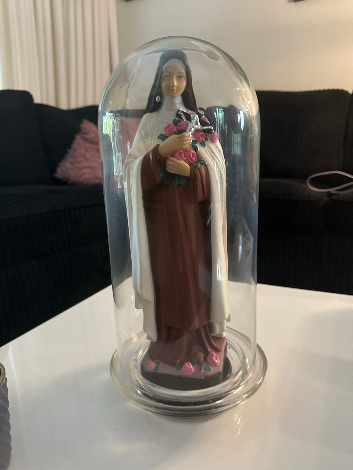 Religieus beeld Heilige Theresia van Lisieux in stolp, Antiek en Kunst, Antiek | Religie, Ophalen