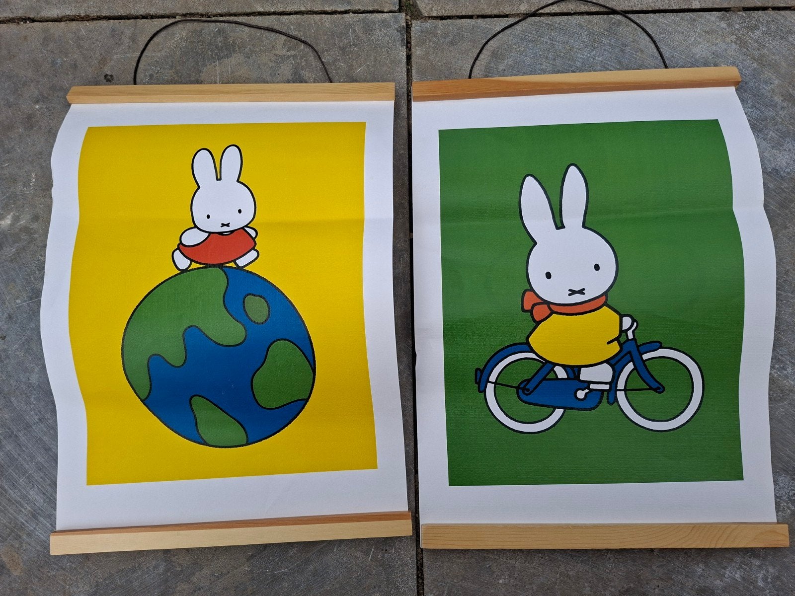 Set van 2 Nijntje posters met houten ophangsysteem, Ophalen, Minder dan 50 cm, Zo goed als nieuw, Foto of Poster