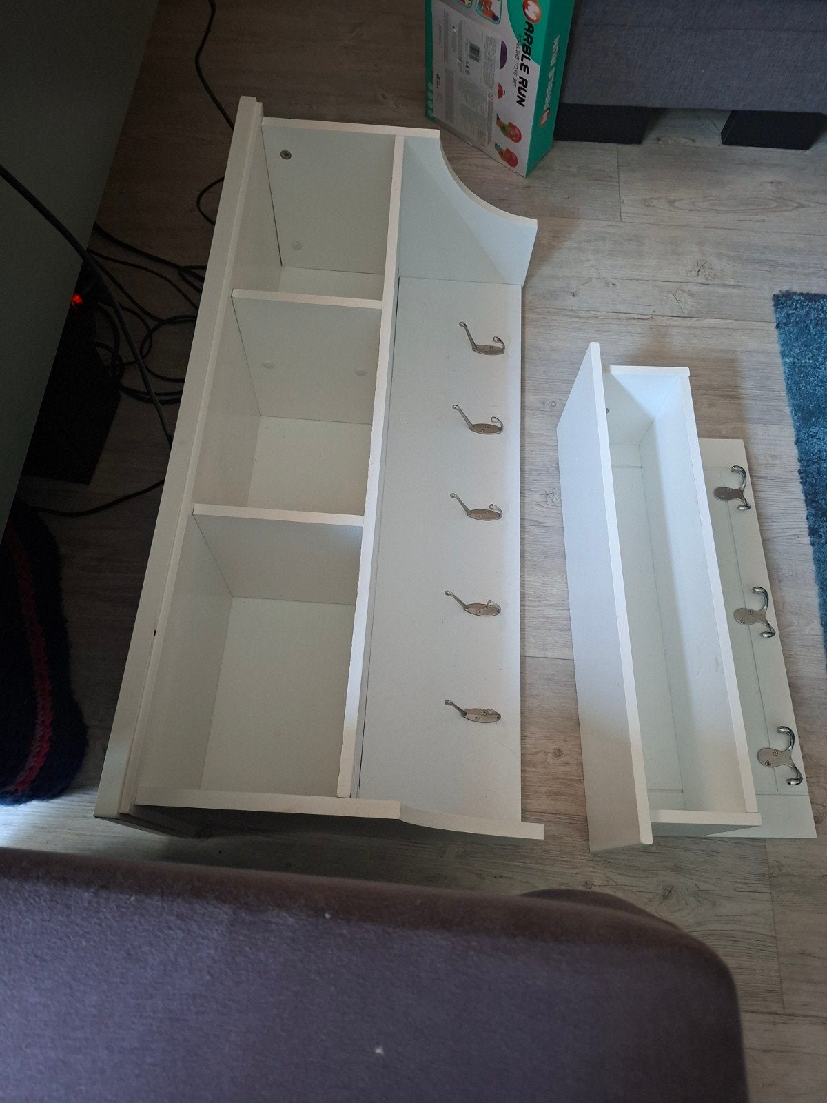 Witte wandkapstok met planken en haken, Ophalen