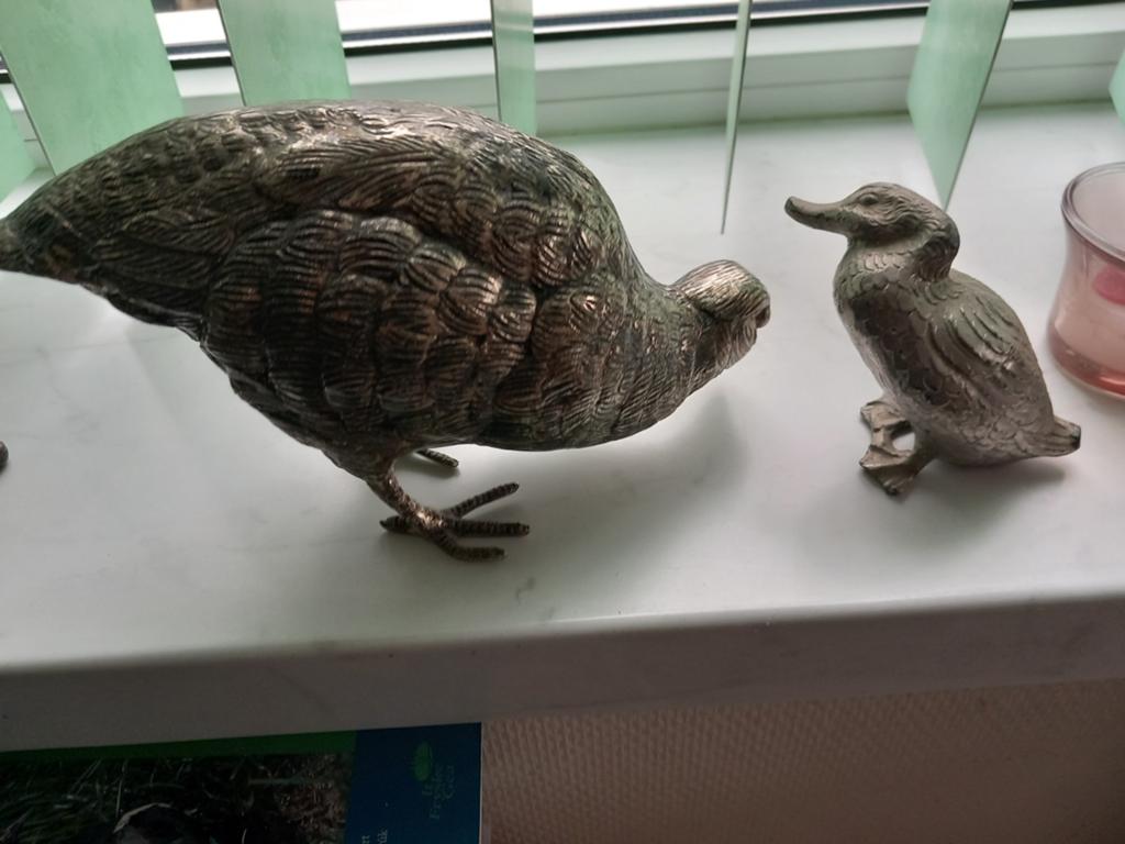 PATRIJS & BERGEEND  -speksteen beeld vogel & ei, Antiek en Kunst, Kunst | Beelden en Houtsnijwerken, Beeld, Metaal, Vogel, Minder dan 20 cm