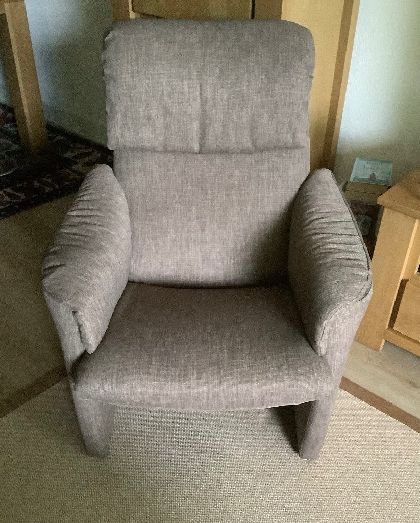 Comfortabele fauteuil, Ophalen, Beetje klassiek, taupe kleur iets gemelleerd, Minder dan 75 cm, Zo goed als nieuw