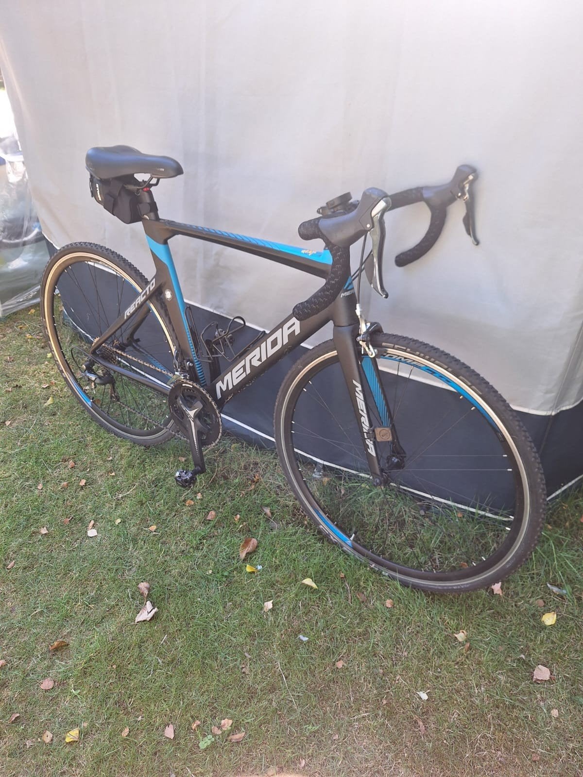 Merida Reacto racefiets met extra blauwe band, 28 inch, Gebruikt, 15 tot 20 versnellingen, Schijfrem