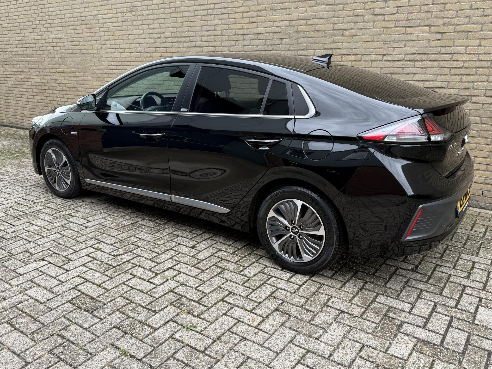 Hyundai IONIQ 1.6 GDi PHEV Premium | Leder | Camera | Naviga, Auto's, Lichtsensor, Gebruikt, Zwart, Plug-in hybride