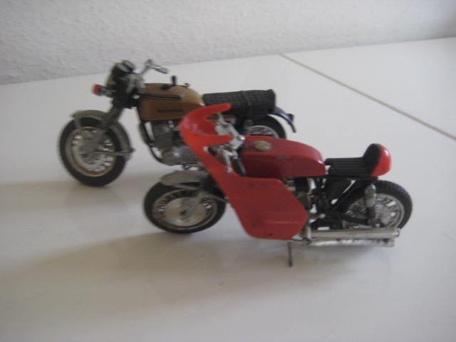 Miniatuur motoren Honda750  2 stuks schaal 1: 18, Ophalen of Verzenden, Gebruikt, Motor, Bburago