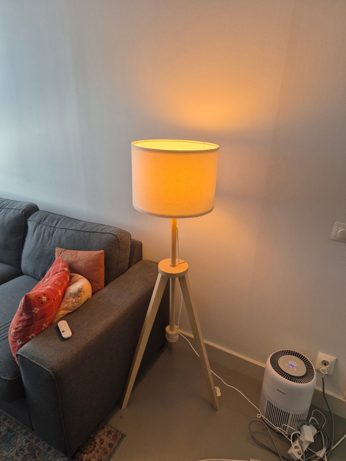 Stijlvolle vloerlamp met stoffen kap en houten statief, Huis en Inrichting, Lampen | Vloerlampen, Ophalen