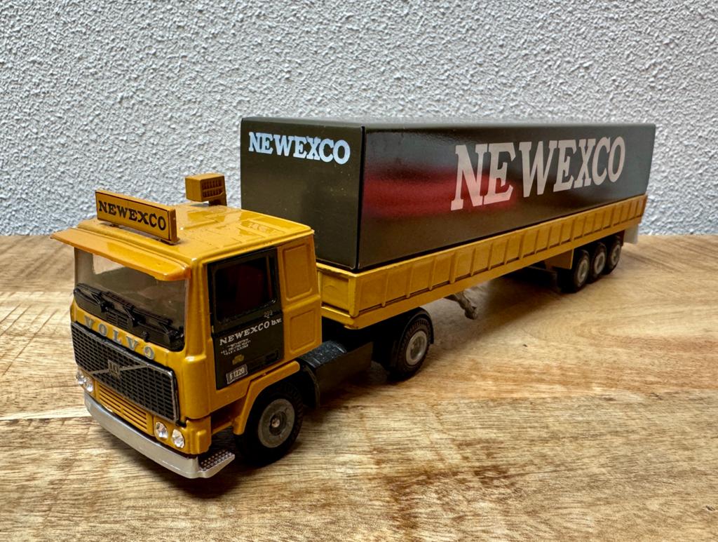 Tekno Volvo F10 met huiftrailer firma Newexco, Hobby en Vrije tijd, Modelauto's | 1:50, Ophalen of Verzenden, Zo goed als nieuw