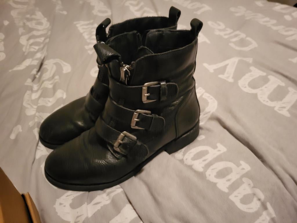 Zwarte leren laarsjes  met gespen maat 38, Kleding | Dames, Schoenen, Zwart, Lage of Enkellaarzen, Ophalen of Verzenden, Onbekend