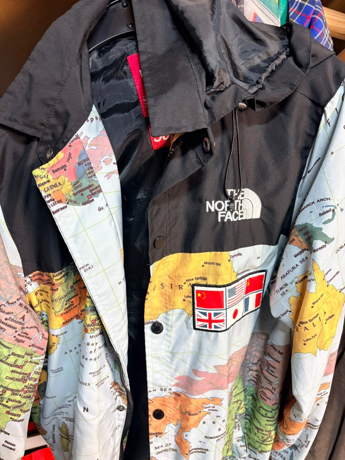 The North Face 2014, Verzenden