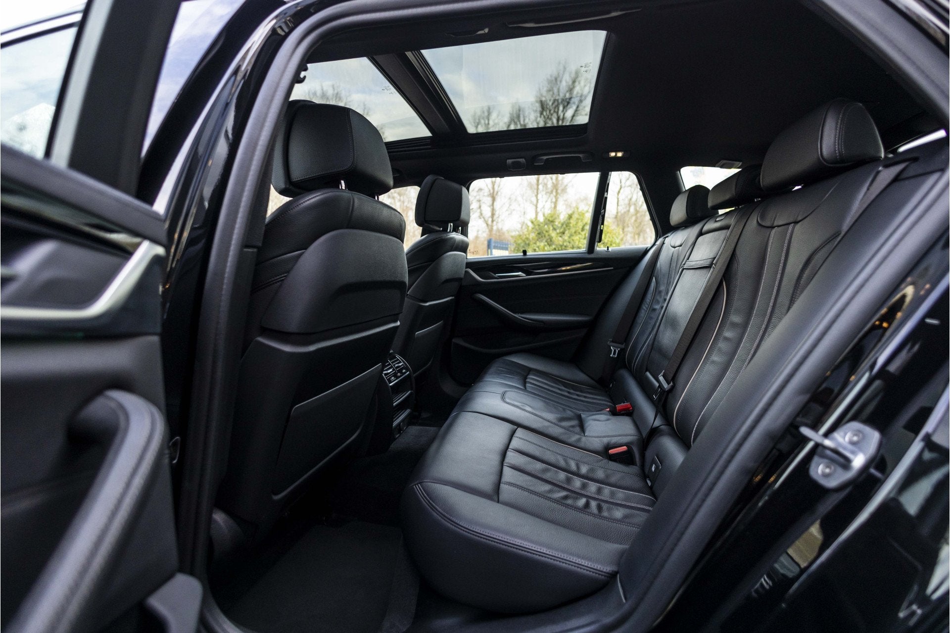 Foto 15 van BMW 5 Serie Touring 520i High Executive