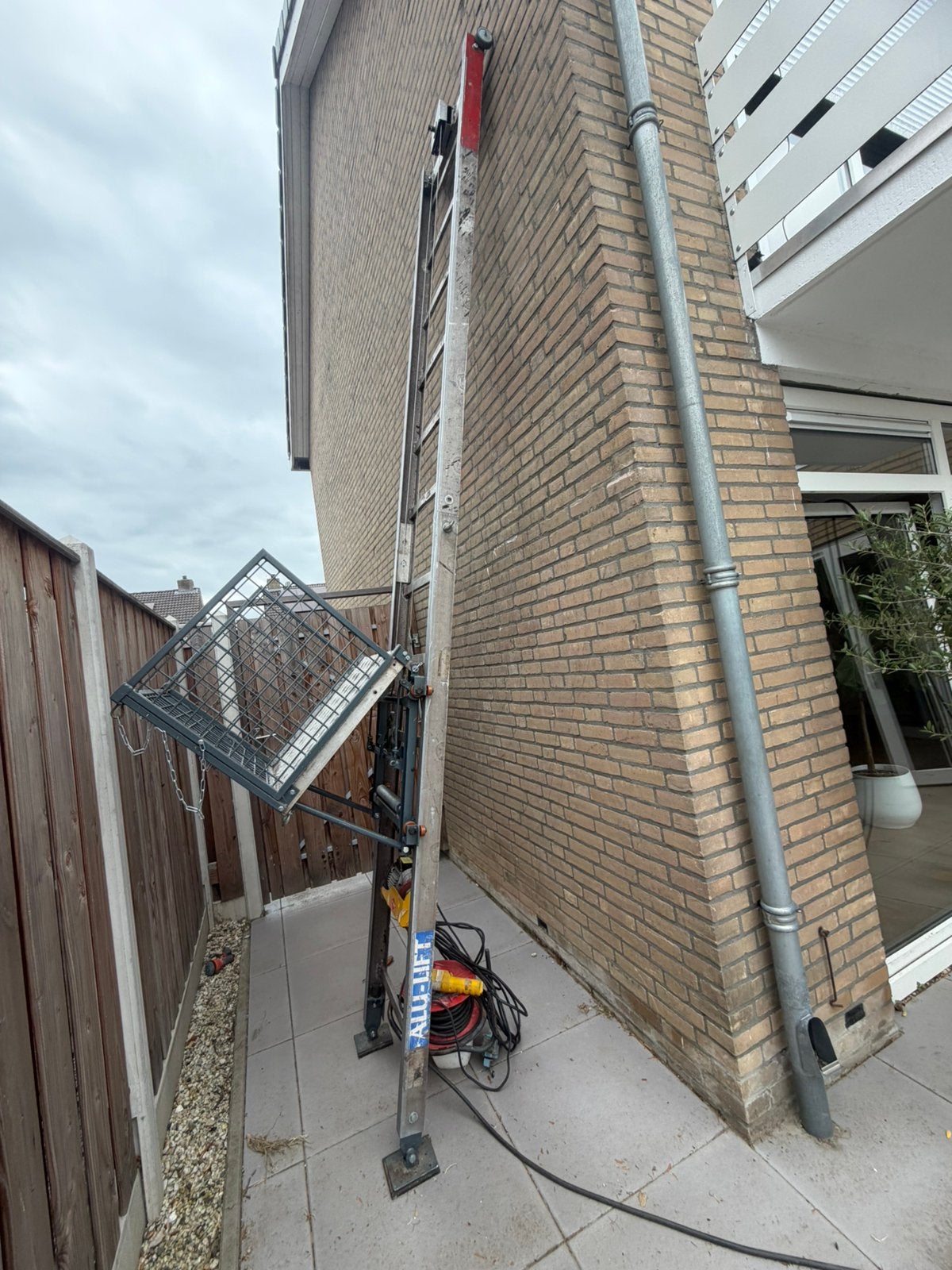 ALU-LIFT pannenlift/ladderlift 14 meter hoog!, Steen of Klei, Ophalen of Verzenden, Zo goed als nieuw, 15 m² of meer