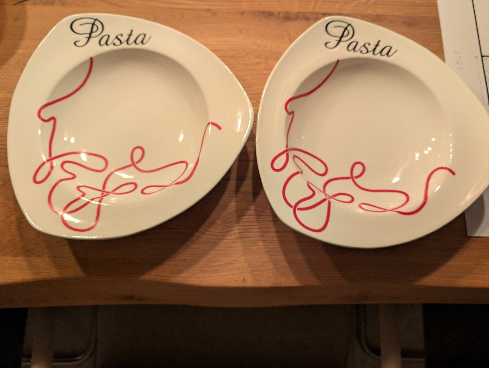 2x Pasta Borden - Wit met Rode Decoratie, Huis en Inrichting, Keramiek, Ophalen of Verzenden, Zo goed als nieuw, Bord(en)