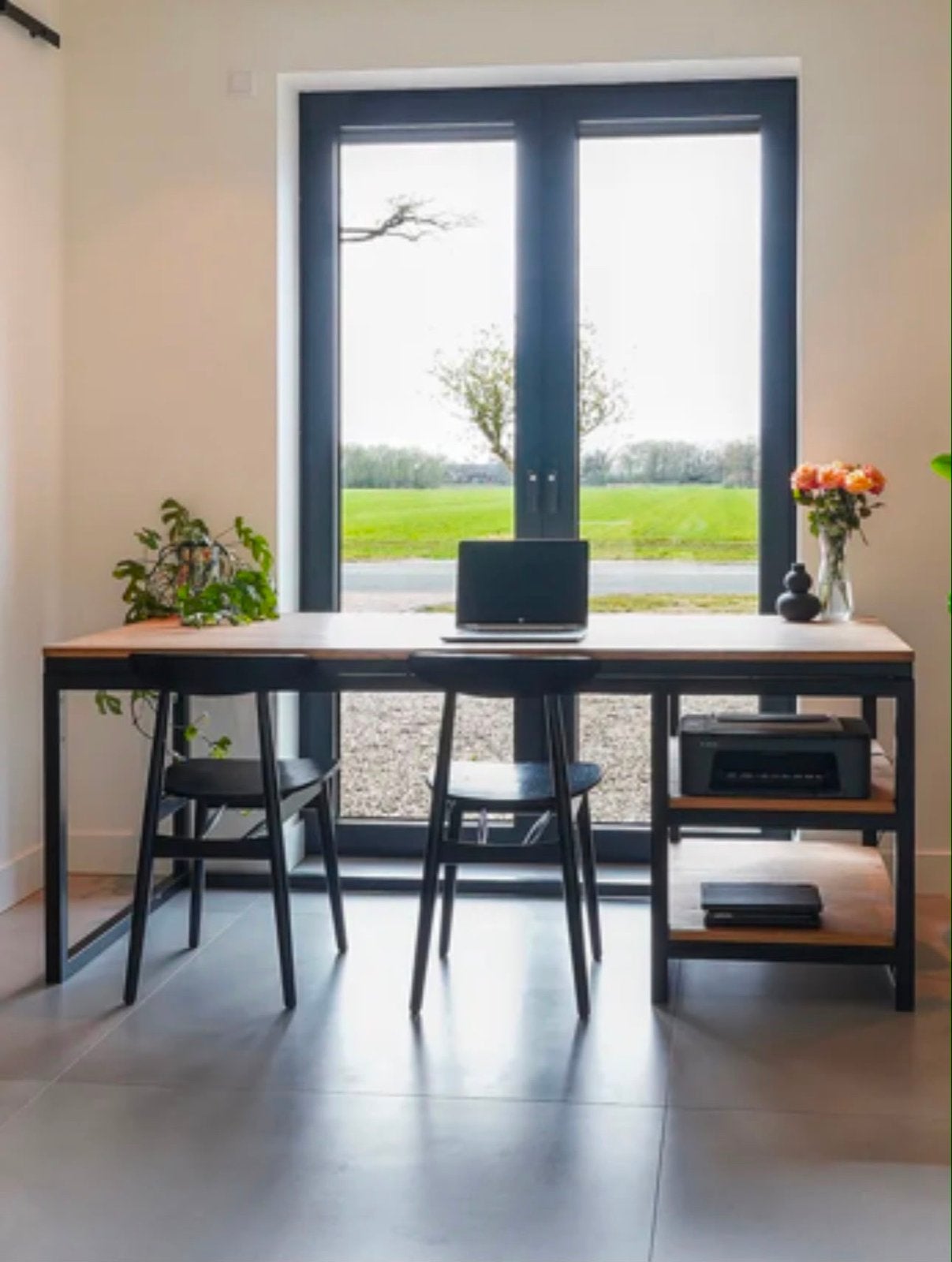 Modern bureau/sta tafel met metalen frame en opbergruimte, Ophalen, Opbergruimte, Hout, Bruin