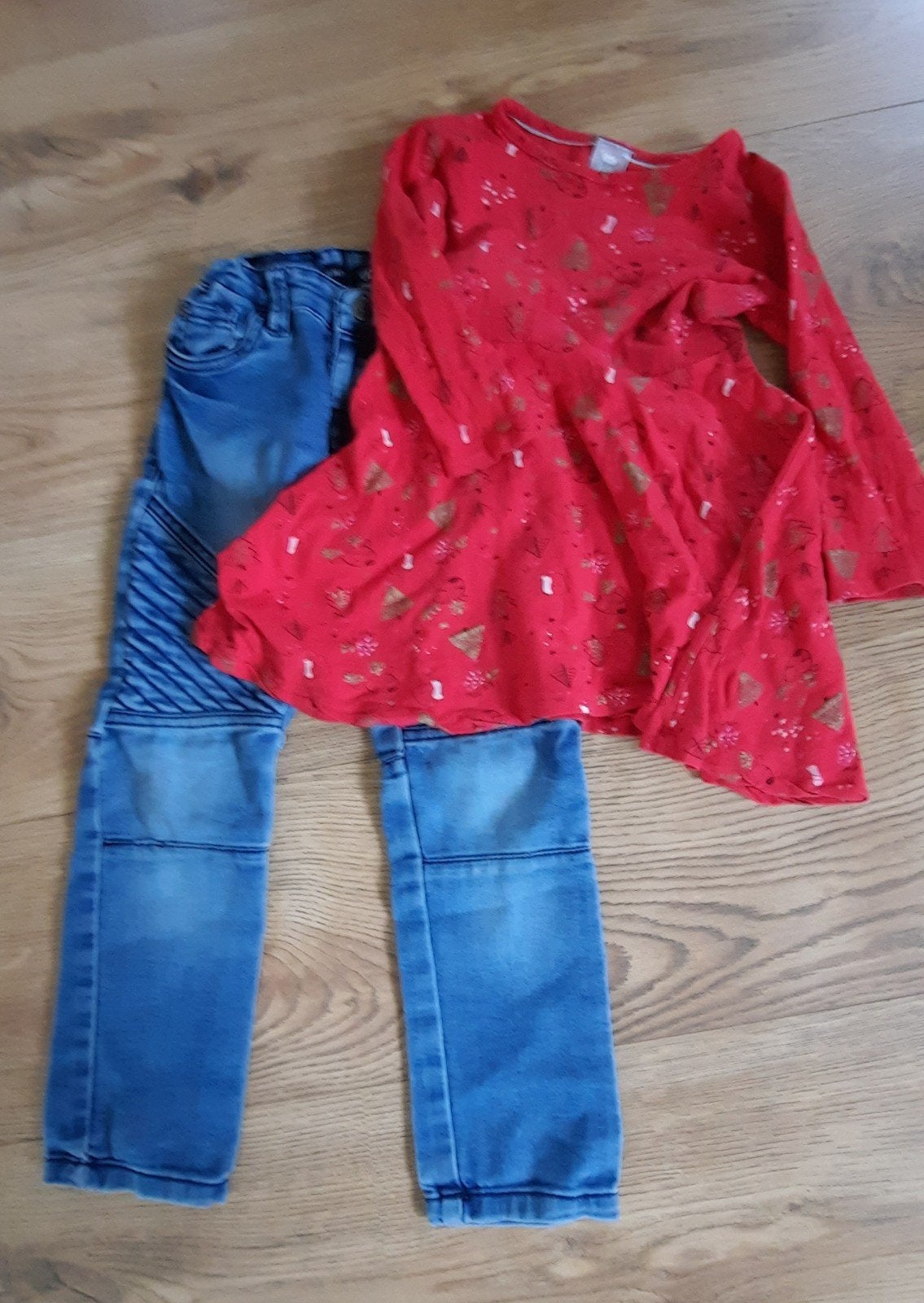 Kerstjurk en broek, Ophalen