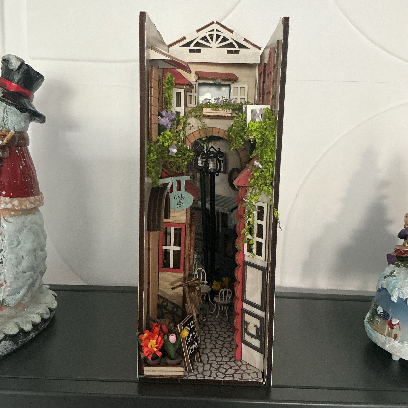 Miniatuur Boekensteun Diorama - Charmant Straatje, Ophalen of Verzenden, Zo goed als nieuw, 1:50 tot 1:144