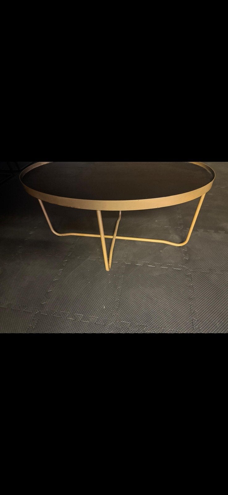 Ovale salontafel met zwart blad en goudkleurig onderstel, Modern, Klassiek, 100 tot 150 cm, Zo goed als nieuw, 5 – 50