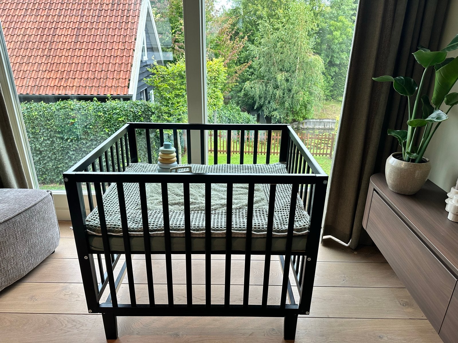 Baby box van Asten Babysuperstore met Koeka boxkleed, Ophalen, Zo goed als nieuw, Vierkant, Boxkleed