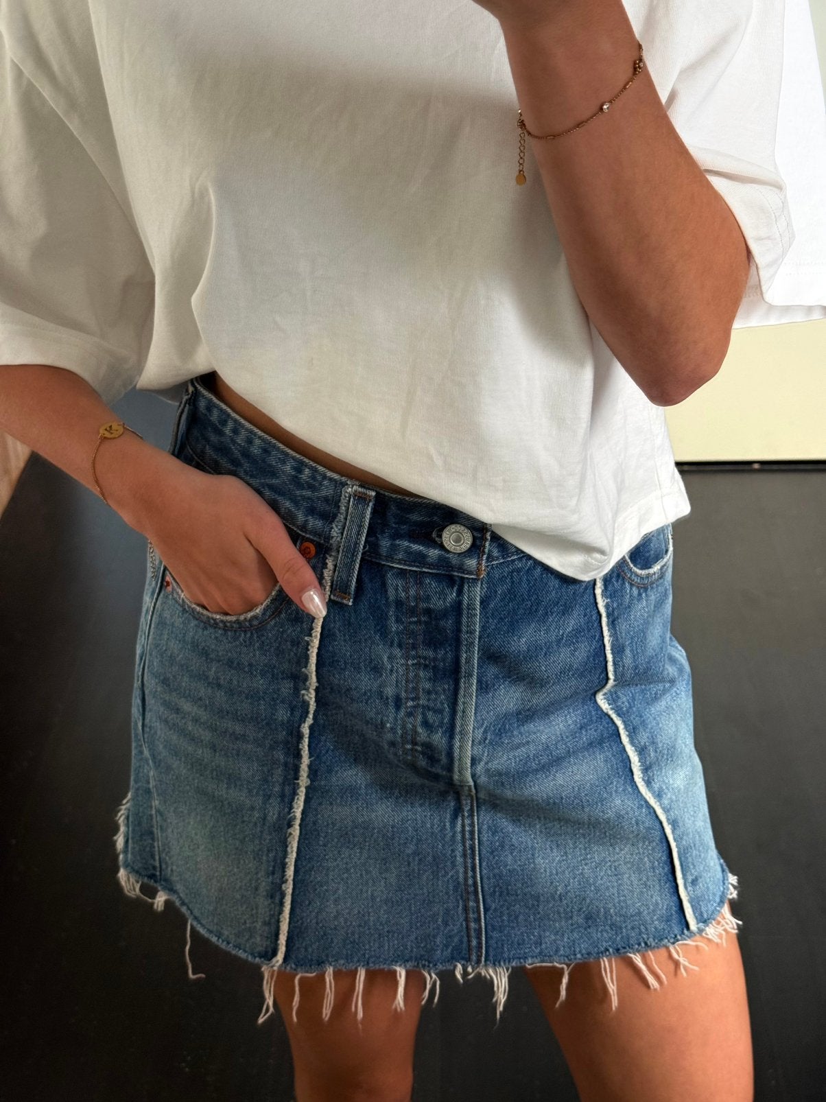 Levi’s blauwe denim minirok maat 26 – één keer gedragen, Blauw, Ophalen of Verzenden, Zo goed als nieuw, Maat 36 (S)