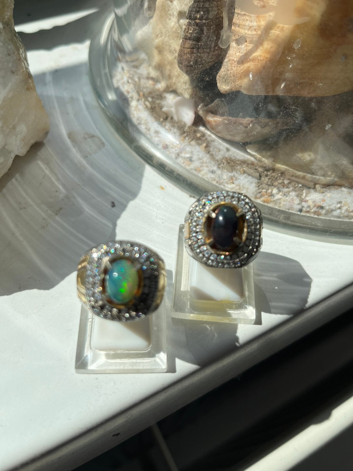 2 Ringen zwarte opaal en witte opal maat 17 voor € 100, Wit, Ophalen of Verzenden, Zo goed als nieuw, 17 tot 18
