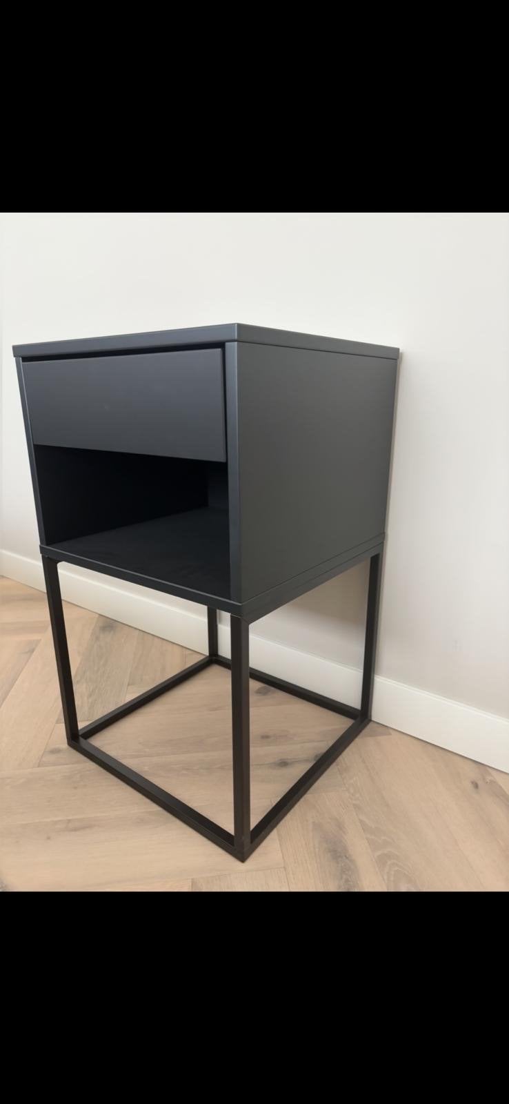 IKEA VIKHAMMER Nachtkastje / Bijzettafel Zwart, Minder dan 45 cm, Zo goed als nieuw, Hout, 55 tot 70 cm