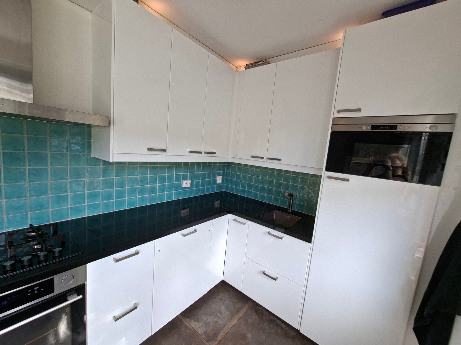 Moderne hoekkeuken met inbouwapparatuur, Huis en Inrichting, Ophalen, Gebruikt, Wit, Hoekkeuken