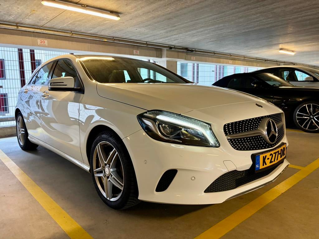 Mercedes-Benz A180 1.6 2016 | PANO | Carplay | trekhaak |, Auto's, Mercedes-Benz, Voorwielaandrijving, Zwart, 4 cilinders, Leder en Stof
